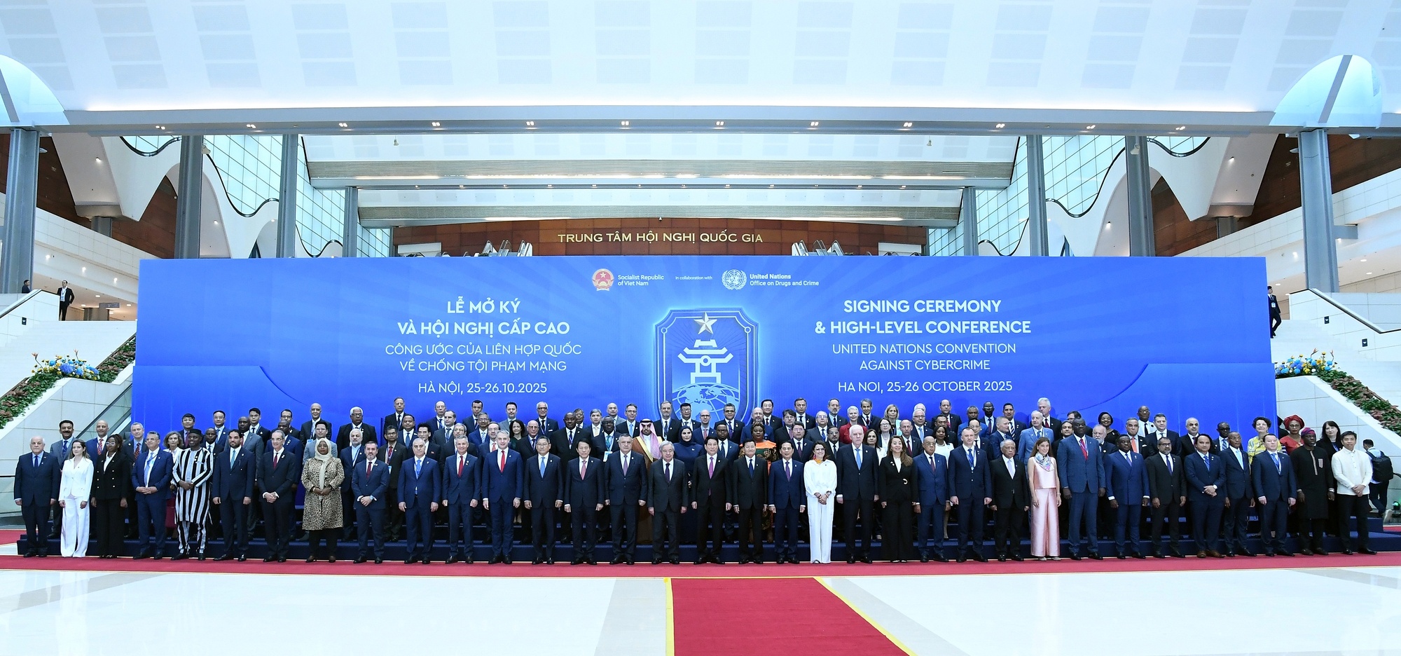 Chủ tịch nước Lương Cường, Tổng Thư ký Liên Hợp Quốc António Guterres và các đại biểu tại Lễ mở ký Công ước Hà Nội - Ảnh VGP/Hải Minh