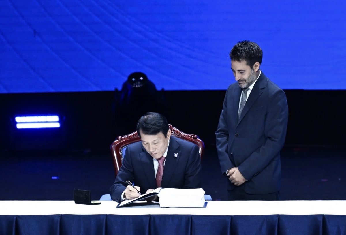 Bộ trưởng Bộ Công an Lương Tam Quang ký Công ước của Liên hợp quốc về Chống tội phạm mạng - Ảnh VGP/Đức Tuân