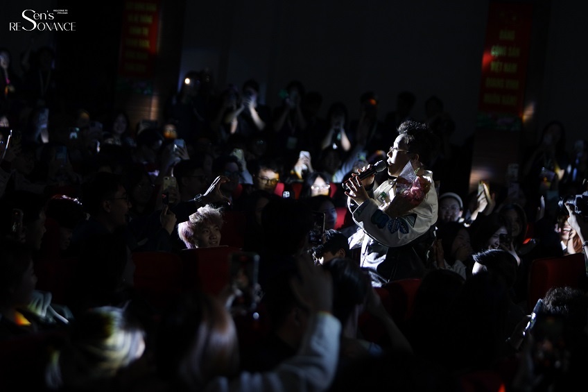 Kai Đinh và sinh viên đồng ca, tạo nên giây phút kết nối đầy ấm áp trong khán phòng (Ảnh: FPS 2025 - Sen’s Resonance). Kai Đinh và sinh viên đồng ca, tạo nên giây phút kết nối đầy ấm áp trong khán phòng (Ảnh: FPS 2025 - Sen’s Resonance).