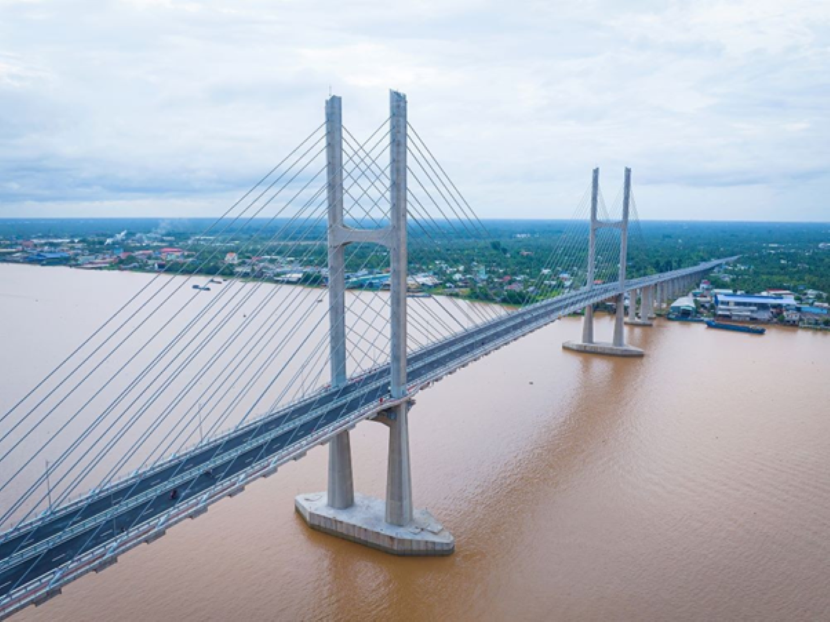 Cầu Rạch Miễu 2 có tổng chiều dài hơn 17,6km, trong đó phần cầu chính vượt sông Tiền dài gần 2km, thiết kế dây văng, nhịp chính có chiều cao thông thuyền hơn 37m, quy mô 4 làn xe