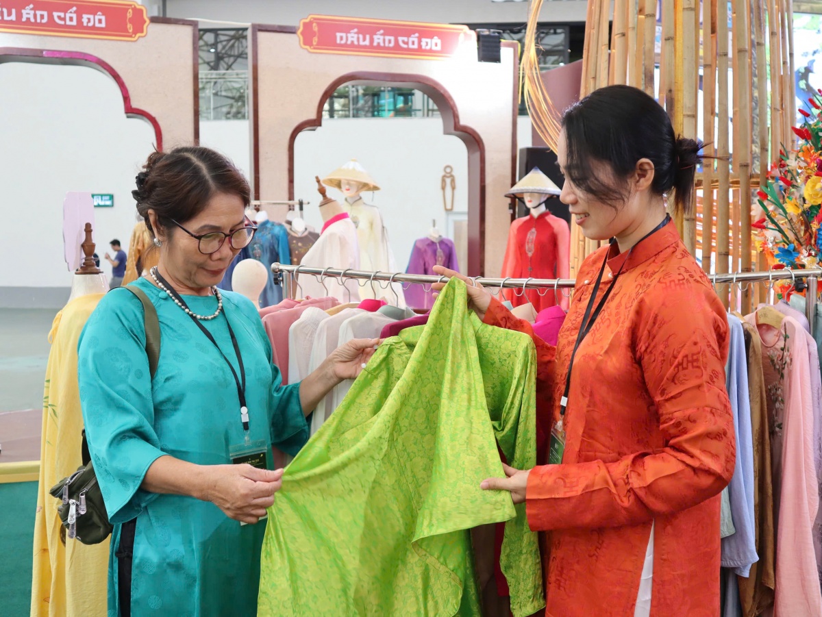 Dòng người như sóng tới Hội chợ Mùa Thu lần thứ nhất - năm 2025 Dòng người như sóng tới Hội chợ Mùa Thu lần thứ nhất - năm 2025