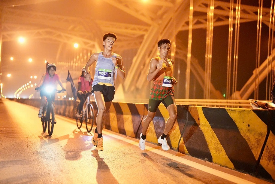 Huỳnh Anh Khôi (trái) và Nguyễn Văn Lai so kè trên đường chạy VPBank Hanoi International Marathon 2025. Huỳnh Anh Khôi (trái) và Nguyễn Văn Lai so kè trên đường chạy VPBank Hanoi International Marathon 2025.