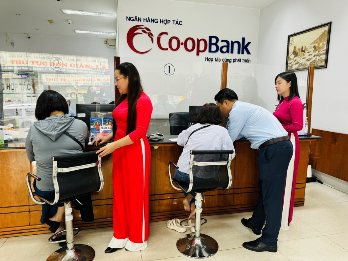 Khách hàng giao dịch tại Co-opBank chi nhánh An Giang