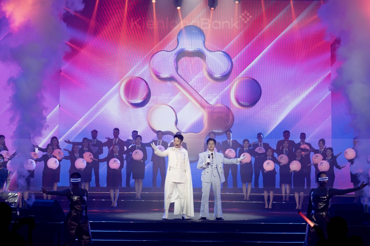 Chủ tịch KienlongBank bay giữa sân khấu, hát song ca cực cháy cùng Bùi Công Nam Chủ tịch KienlongBank bay giữa sân khấu, hát song ca cực cháy cùng Bùi Công Nam