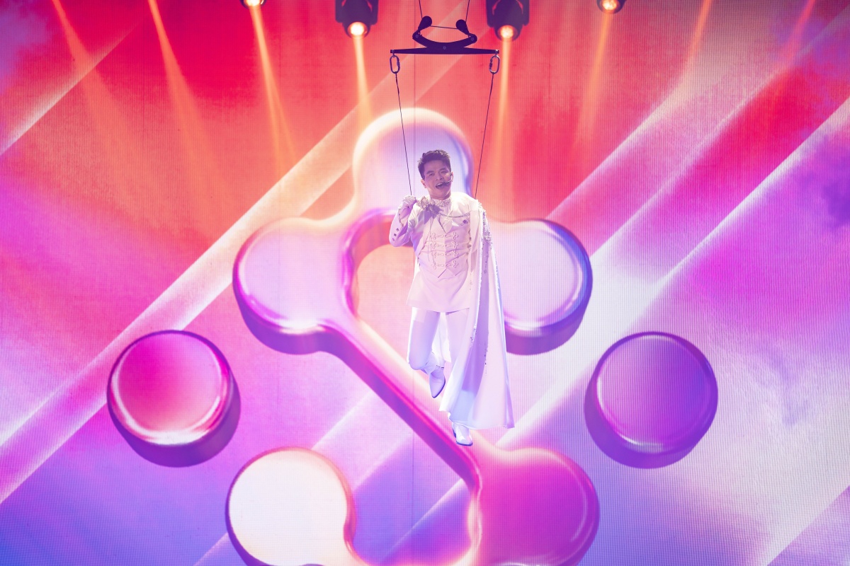 Chủ tịch KienlongBank bay giữa sân khấu, hát song ca cực cháy cùng Bùi Công Nam Chủ tịch KienlongBank bay giữa sân khấu, hát song ca cực cháy cùng Bùi Công Nam