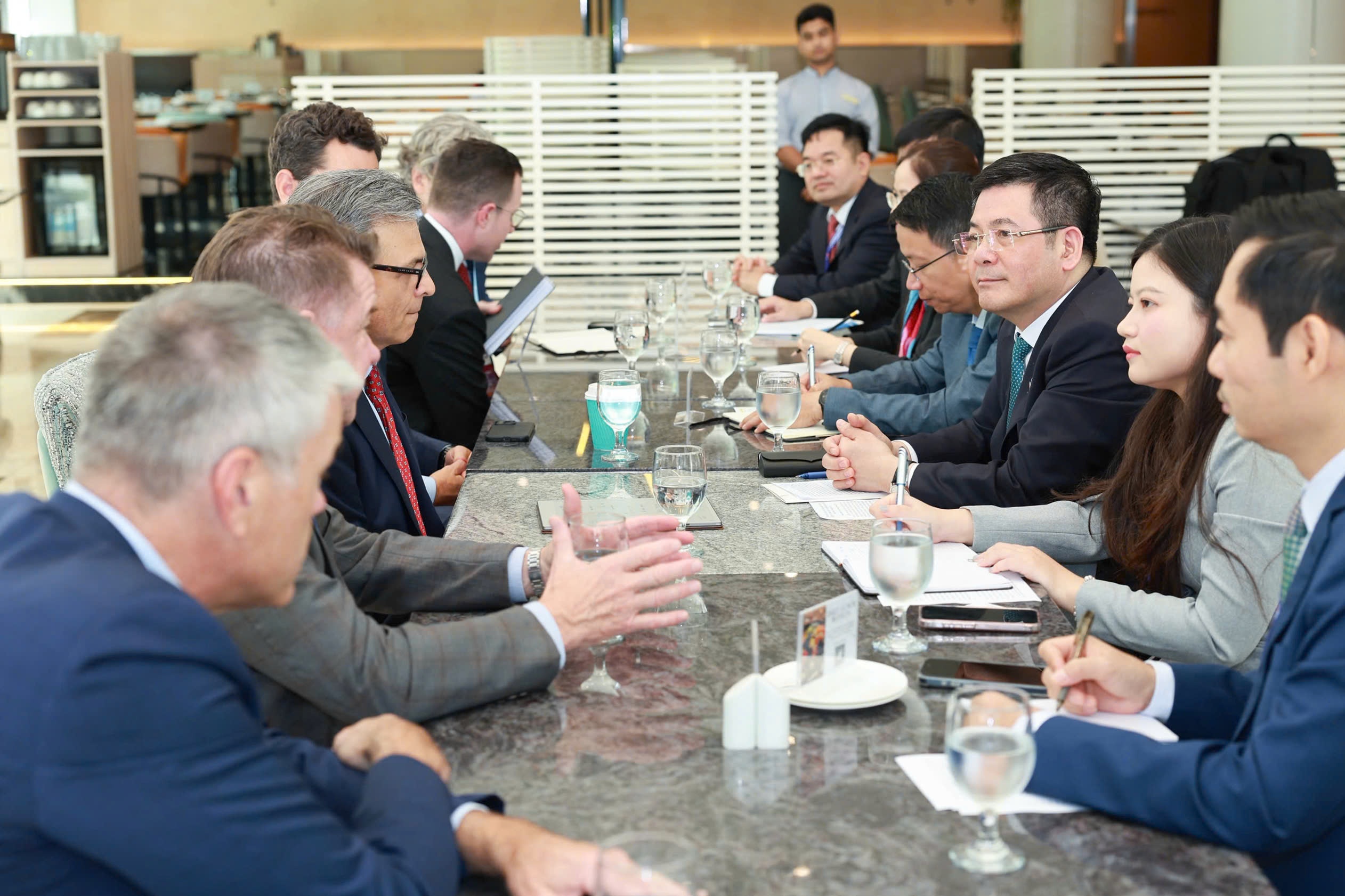 Bộ trưởng Nguyễn Hồng Diên tại buổi làm việc với Hội đồng Kinh doanh Canada bên lề Hội nghị Cấp cao ASEAN lần thứ 47. Bộ trưởng Nguyễn Hồng Diên tại buổi làm việc với Hội đồng Kinh doanh Canada bên lề Hội nghị Cấp cao ASEAN lần thứ 47.