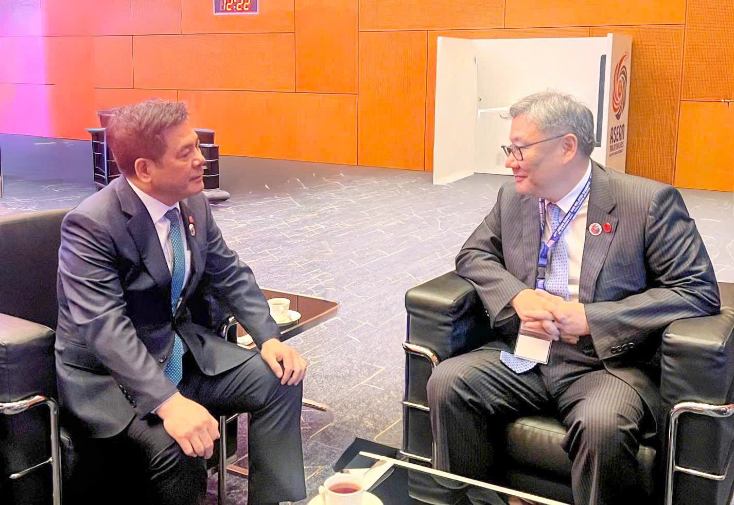 Bộ trưởng Nguyễn Hồng Diên gặp gỡ và có buổi làm việc với Bộ trưởng Bộ Thương mại Trung Quốc Vương Văn Đào bên lề Hội nghị Cấp cao ASEAN lần thứ 47 đang diễn ra tại Malaysia