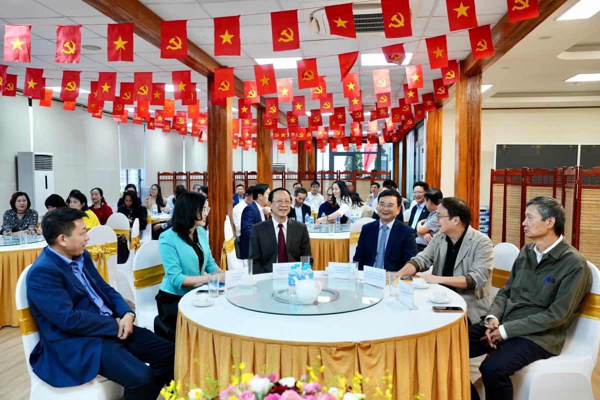 Lan toả tri thức bằng sức mạnh của thông tin Lan toả tri thức bằng sức mạnh của thông tin