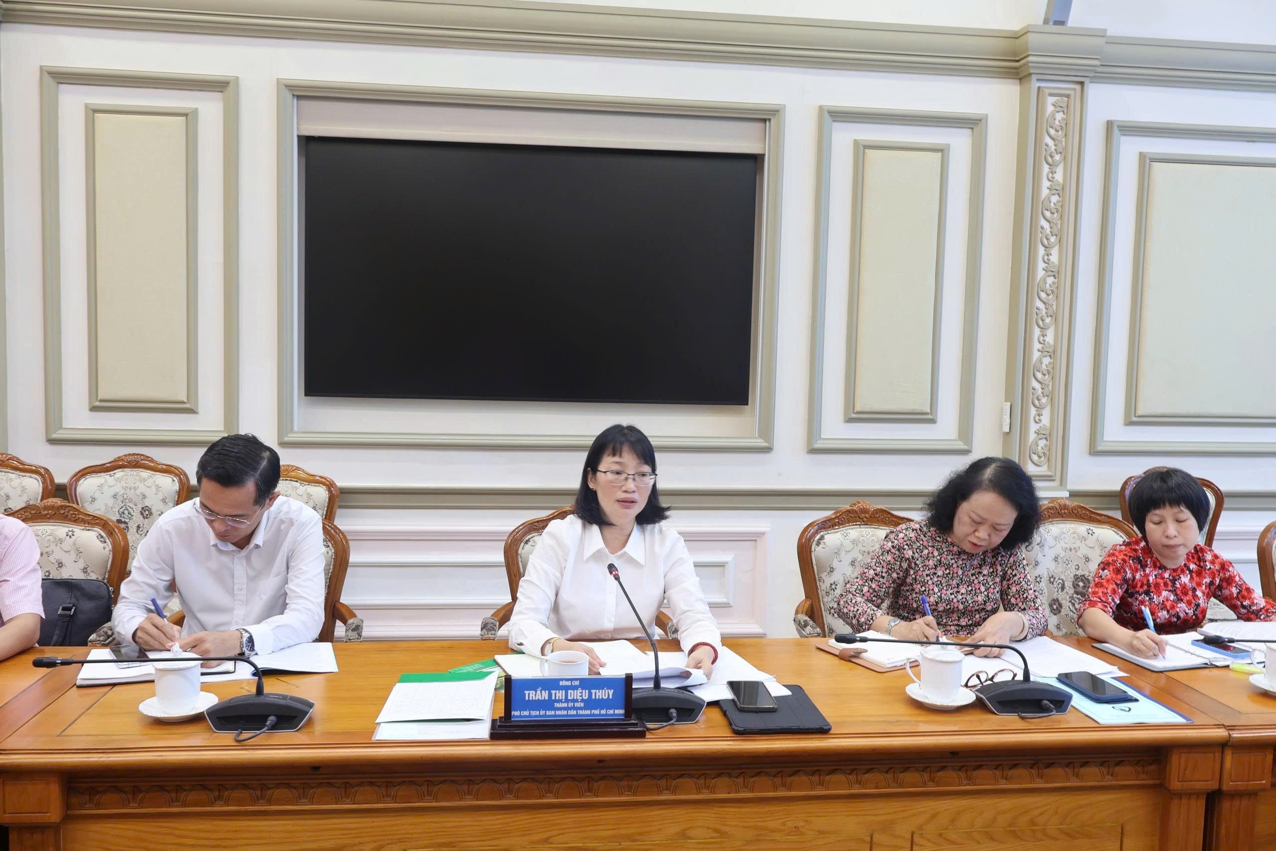 Bà Trần Thị Diệu Thúy, Phó Chủ tịch UBND Thành phố, Trưởng Ban đại diện HĐQT NHCSXH TP. Hồ Chí Minh