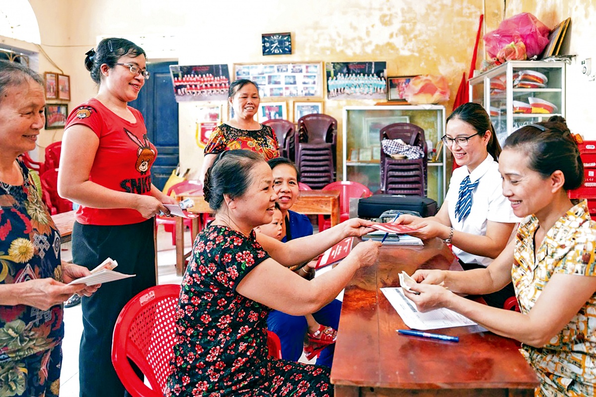 Khách hàng đến hoàn trả và đóng tiền tiết kiệm tại cụm  Khách hàng đến hoàn trả và đóng tiền tiết kiệm tại cụm