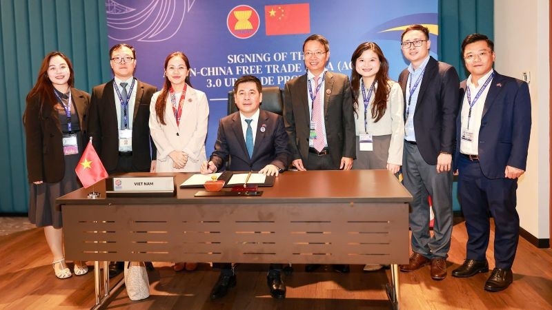 Được sự ủy quyền và thay mặt đoàn Việt Nam, Bộ trưởng Bộ Công Thương Nguyễn Hồng Diên đã ký Nghị định thư nâng cấp Hiệp định Thương mại tự do ASEAN - Trung Quốc (ACFTA 3.0).