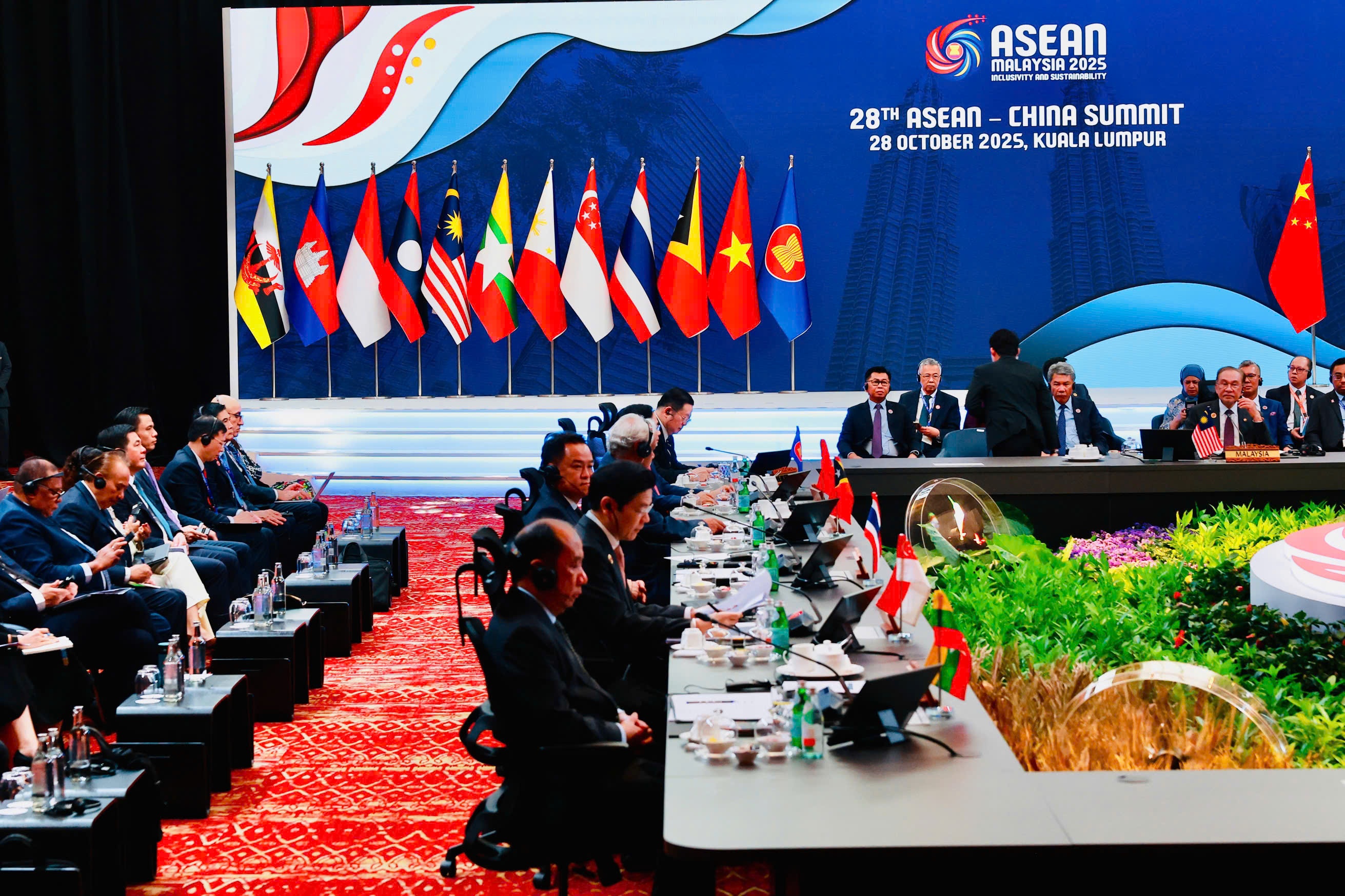 Lễ ký Nghị định thư nâng cấp Hiệp định thương mại tự do ASEAN - Trung Quốc (ACFTA 3.0) tại Trung tâm Hội nghị Kuala Lumpur, Malaysia, với sự chứng kiến của Lãnh đạo cấp cao các nước ASEAN và Trung Quốc.