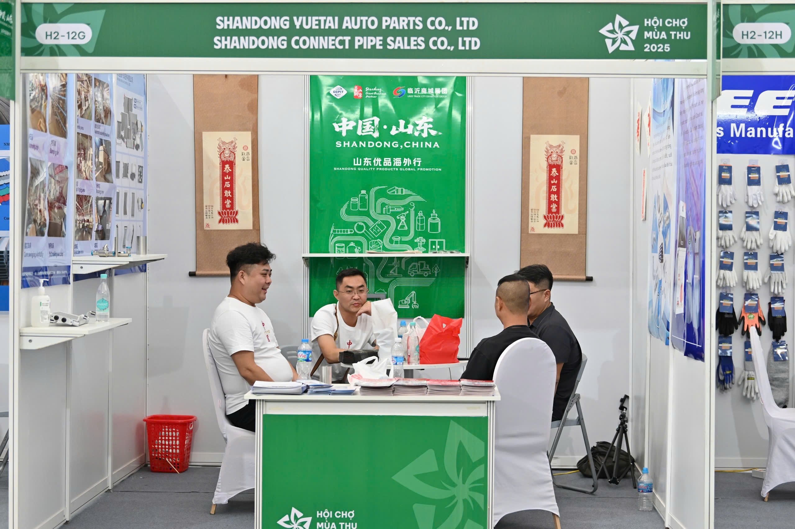 , đoàn doanh nghiệp Trung Quốc tham dự hội chợ năm nay có gần 100 đơn vị với 47 gian hàng , đoàn doanh nghiệp Trung Quốc tham dự hội chợ năm nay có gần 100 đơn vị với 47 gian hàng