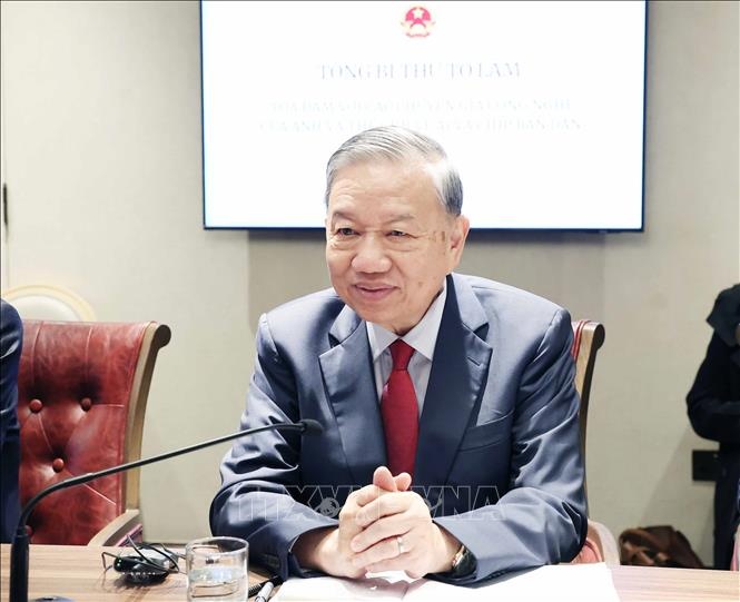 Tổng Bí thư Tô Lâm dự toạ đàm với các chuyên gia công nghệ của Anh và thế giới về AI và chip bán dẫn - Ảnh: TTXVN