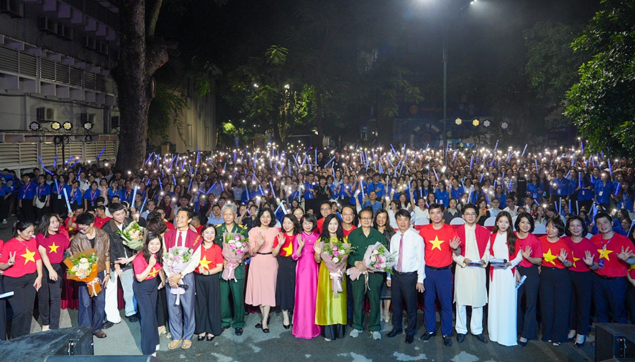 Các cựu chiến binh cùng dàn diễn viên “Mưa đỏ” tại chuỗi sự kiện Chào Tân sinh viên 2025 do Thời báo Ngân hàng và Học viện Ngân hàng phối hợp tổ chức thu hút đôgn đảo các bạn trẻ tham gia Các cựu chiến binh cùng dàn diễn viên “Mưa đỏ” tại chuỗi sự kiện Chào Tân sinh viên 2025 do Thời báo Ngân hàng và Học viện Ngân hàng phối hợp tổ chức thu hút đôgn đảo các bạn trẻ tham gia