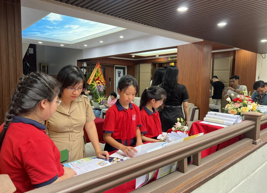 Giáo dục tài chính trở thành một trong những giải pháp bảo vệ nền tảng tư tưởng của Đảng cho học sinh ngay từ khi ngồi trên ghế nhà trường Giáo dục tài chính trở thành một trong những giải pháp bảo vệ nền tảng tư tưởng của Đảng cho học sinh ngay từ khi ngồi trên ghế nhà trường