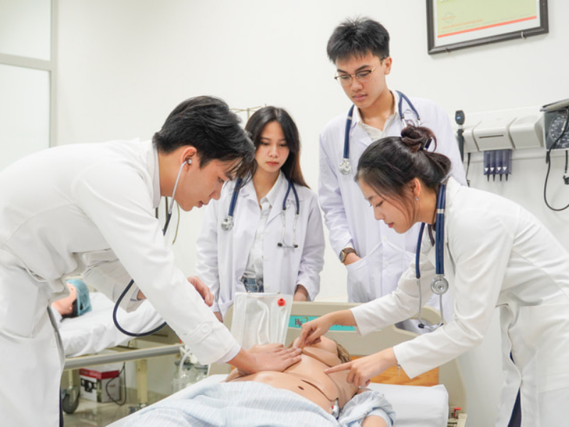 Đảm bảo điều kiện để người làm y tế hoàn thành sứ mệnh chăm sóc sức khỏe cộng đồng Đảm bảo điều kiện để người làm y tế hoàn thành sứ mệnh chăm sóc sức khỏe cộng đồng