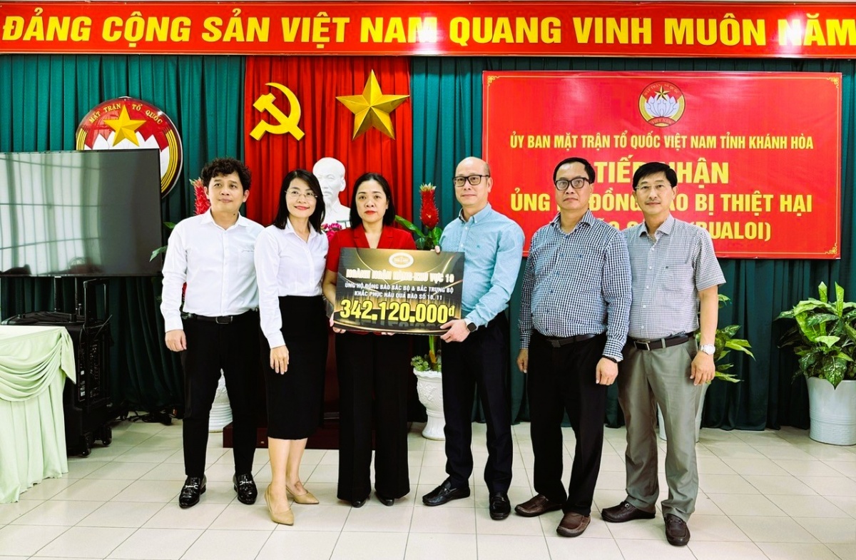 Đại diện NHNN Chi nhánh Khu vực 10 trao tặng hơn 342 triệu đồng ủng hộ đồng bào các địa phương bị thiệt hại nặng do bão lũ gây ra.