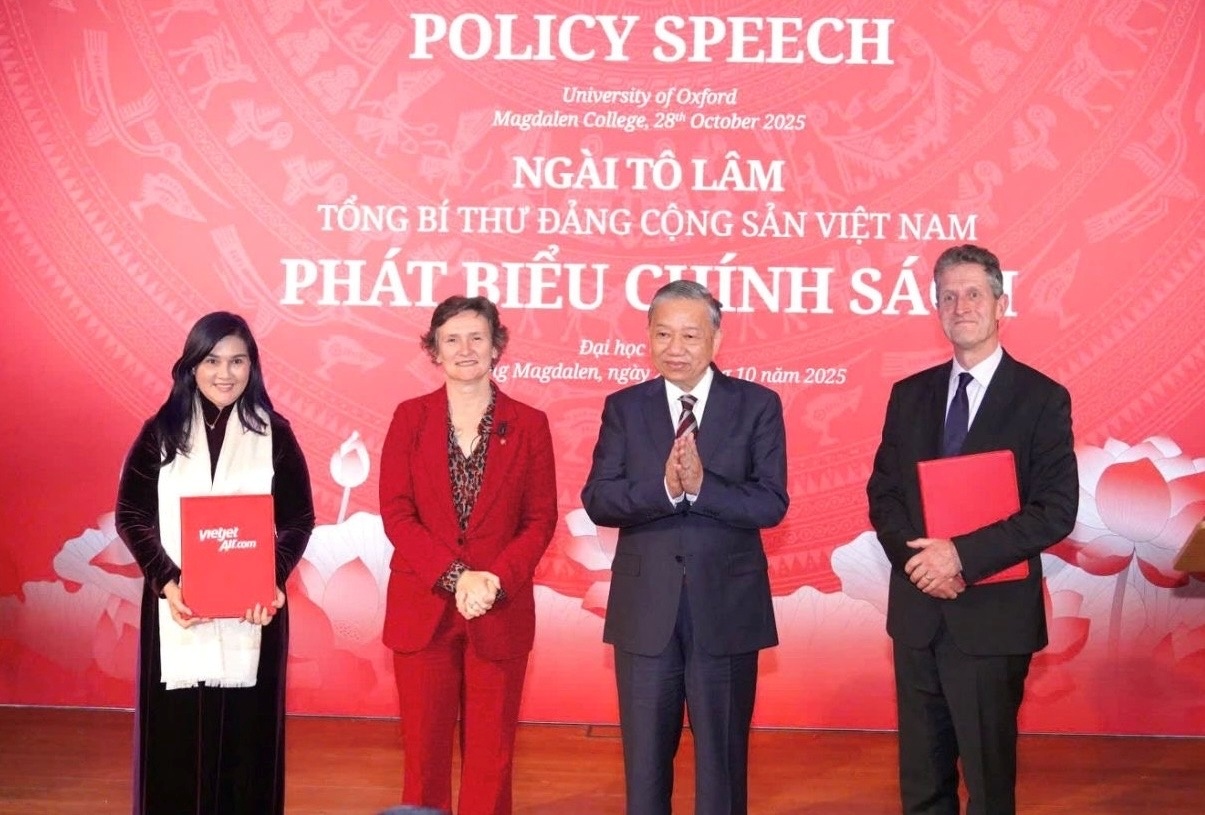 ổng Bí thư Tô Lâm (thứ 3, trái) và Giáo sư Irene Tracey, Hiệu trưởng Đại học Oxford (thứ 2, trái) chứng kiến Phó Tổng giám đốc Vietjet Hồ Ngọc Yến Phương (bìa trái) và Giáo sư Myles Allen, Giám đốc Trung tâm Oxford Net Zero, ĐH Oxford (bìa phải) trao văn kiện công bố kết quả công trình nghiên cứu Net Zero Carbon