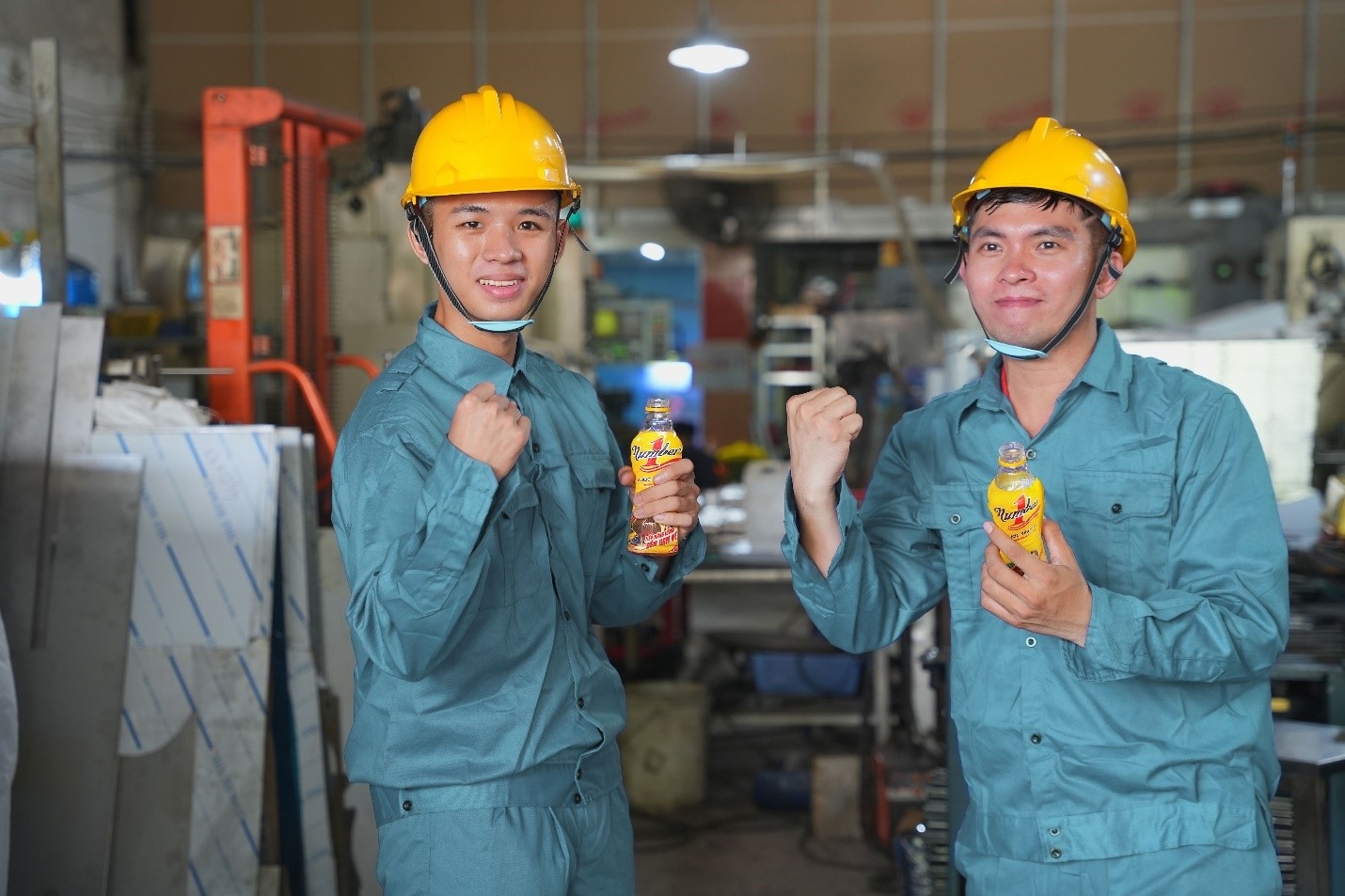 Với các thành phần bổ sung năng lượng, giúp tỉnh táo tức thì, Number 1 là người bạn đồng hành quen thuộc của người lao động, cùng họ vượt qua thử thách trong công việc mỗi ngày. Với các thành phần bổ sung năng lượng, giúp tỉnh táo tức thì, Number 1 là người bạn đồng hành quen thuộc của người lao động, cùng họ vượt qua thử thách trong công việc mỗi ngày.