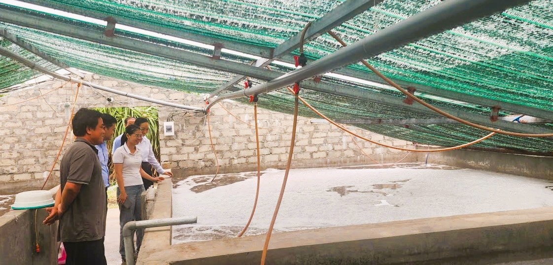 Mưa lũ kéo dài, khiến tình hình sản xuất, kinh doanh của người dân ở miền Trung gặp khó khăn.