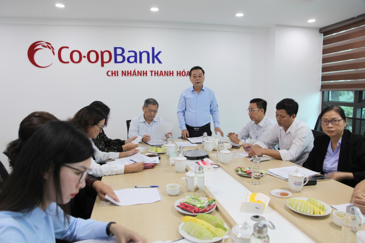 Ông Trịnh Huy Thành, Giám đốc Ngân hàng Hợp tác chi nhánh Thanh Hóa - Chủ nhiệm CLB trao đổi tại buổi làm việc Ông Trịnh Huy Thành, Giám đốc Ngân hàng Hợp tác chi nhánh Thanh Hóa - Chủ nhiệm CLB trao đổi tại buổi làm việc