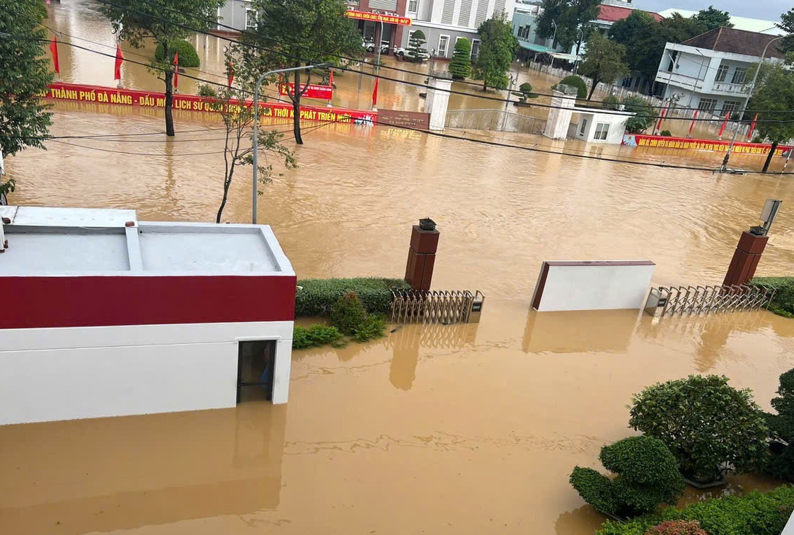 Nhiều vùng ở miền Trung vẫn còn ngập sâu