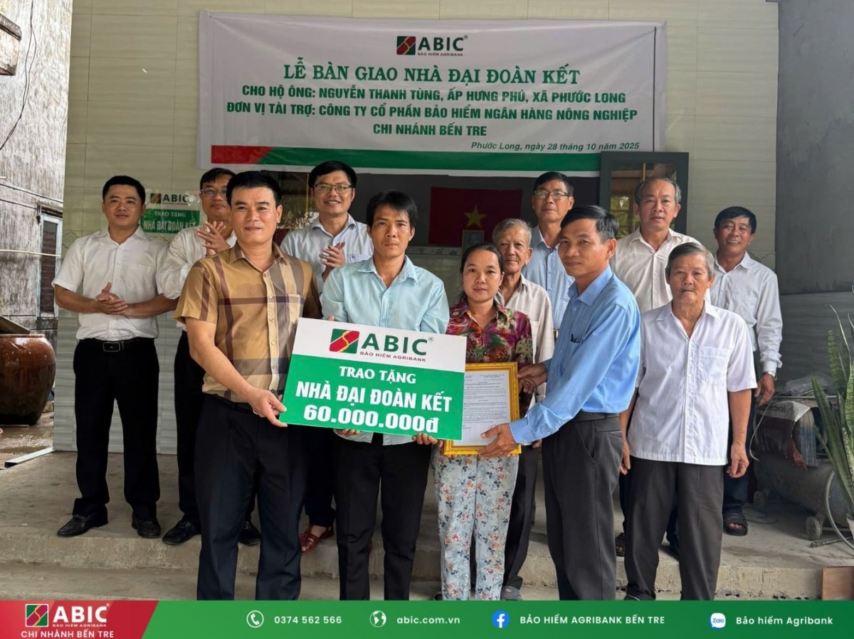 Bảo hiểm Agribank chi nhánh Bến Tre trao tặng nhà
