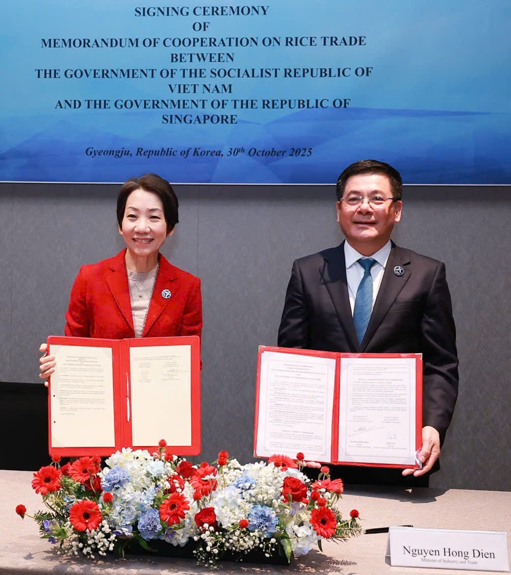 Bộ trưởng Bộ Công Thương Nguyễn Hồng Diên và Bộ trưởng Bộ Phát triển Bền vững và Môi trường, kiêm Bộ trưởng phụ trách Quan hệ Thương mại Singapore Grace Fu ký bản ghi nhớ hợp tác thương mại gạo. Ảnh