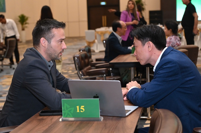 Hội chợ đã ghi nhận hơn 100 thỏa thuận hợp tác, biên bản ghi nhớ (MoU) được ký kết giữa các doanh nghiệp Việt Nam và đối tác quốc tế trong các lĩnh vực đầu tư, thương mại, chuyển giao công nghệ. Ảnh: Nam Nguyễn Hội chợ đã ghi nhận hơn 100 thỏa thuận hợp tác, biên bản ghi nhớ (MoU) được ký kết giữa các doanh nghiệp Việt Nam và đối tác quốc tế trong các lĩnh vực đầu tư, thương mại, chuyển giao công nghệ. Ảnh: Nam Nguyễn