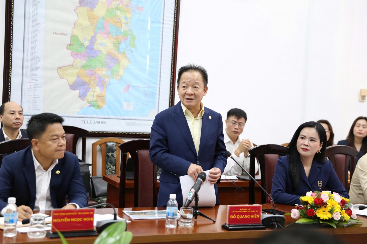 Chủ tịch Điều hành Tập đoàn T&T Group Đỗ Quang Hiển phát biểu tại buổi làm việc Chủ tịch Điều hành Tập đoàn T&T Group Đỗ Quang Hiển phát biểu tại buổi làm việc