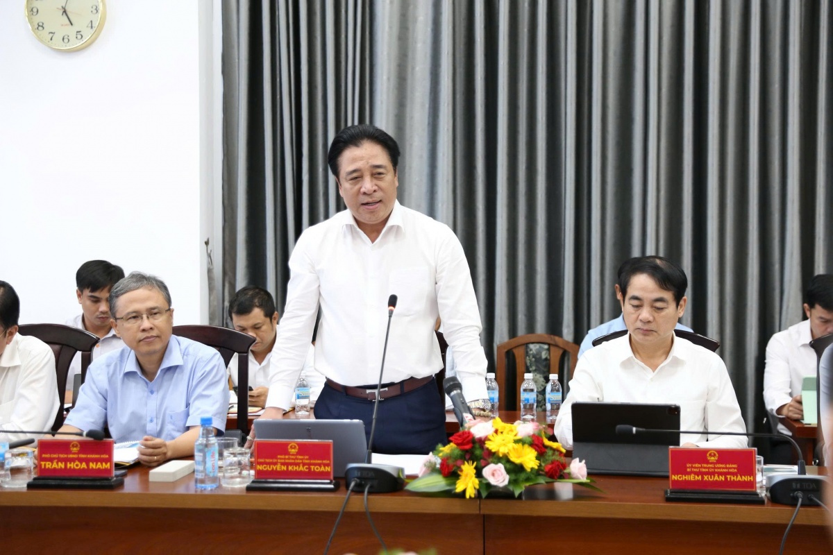 Ông Nguyễn Khắc Toàn, Phó Bí thư Tỉnh ủy, Chủ tịch UBND tỉnh Khánh Hòa phát biểu tại buổi làm việc. Ông Nguyễn Khắc Toàn, Phó Bí thư Tỉnh ủy, Chủ tịch UBND tỉnh Khánh Hòa phát biểu tại buổi làm việc.