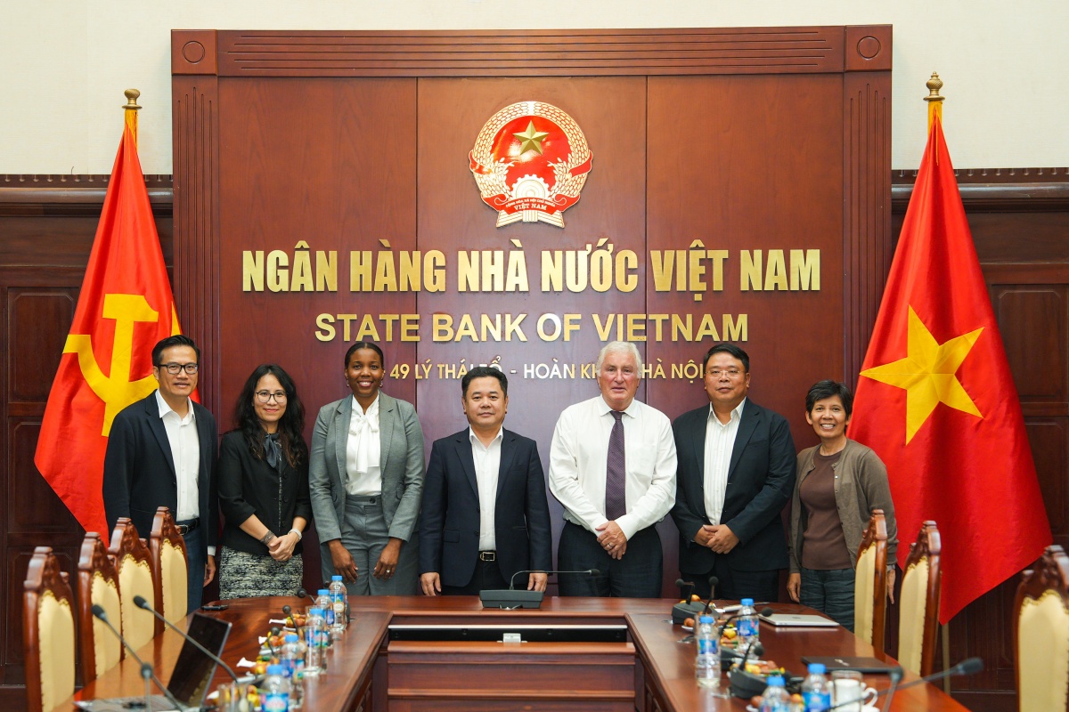Đoàn NHNN và Đoàn hỗ trợ kỹ thuật của Quỹ Tiền tệ Quốc tế (IMF) chụp ảnh lưu niệm