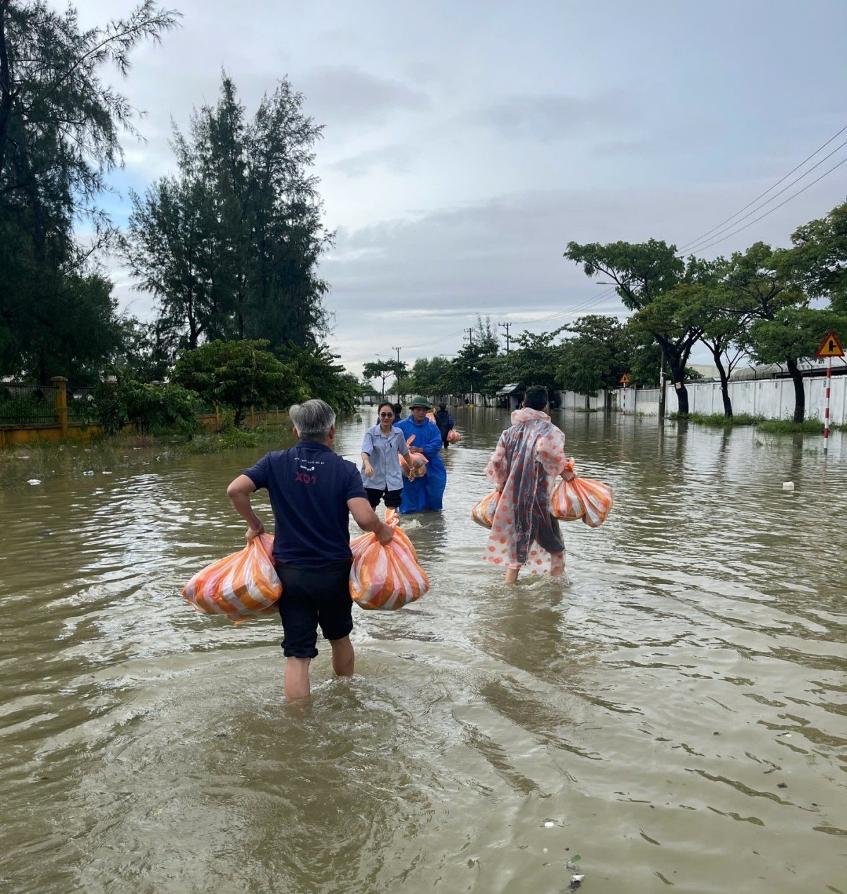 VPĐD VietinBank tại Đà Nẵng chia sẻ khó khăn với người dân vùng lũ. VPĐD VietinBank tại Đà Nẵng chia sẻ khó khăn với người dân vùng lũ.