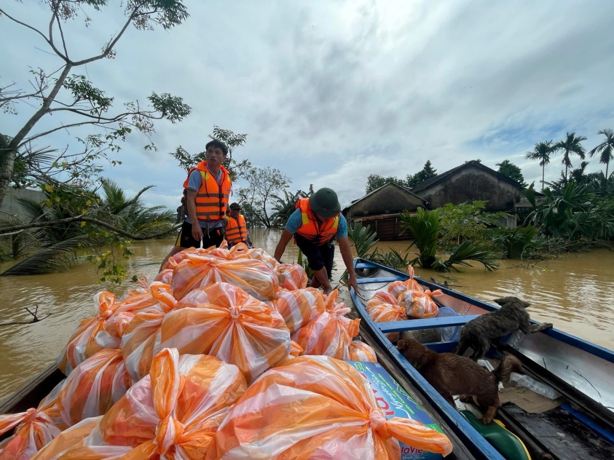 VPĐD VietinBank tại Đà Nẵng chia sẻ khó khăn với người dân vùng lũ. VPĐD VietinBank tại Đà Nẵng chia sẻ khó khăn với người dân vùng lũ.