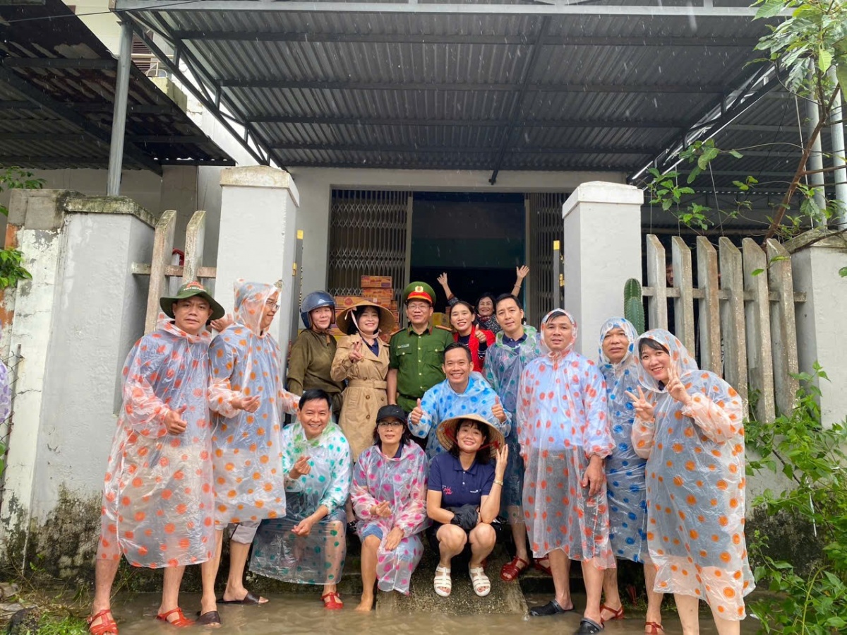 VPĐD VietinBank tại Đà Nẵng chia sẻ khó khăn với người dân vùng lũ. VPĐD VietinBank tại Đà Nẵng chia sẻ khó khăn với người dân vùng lũ.