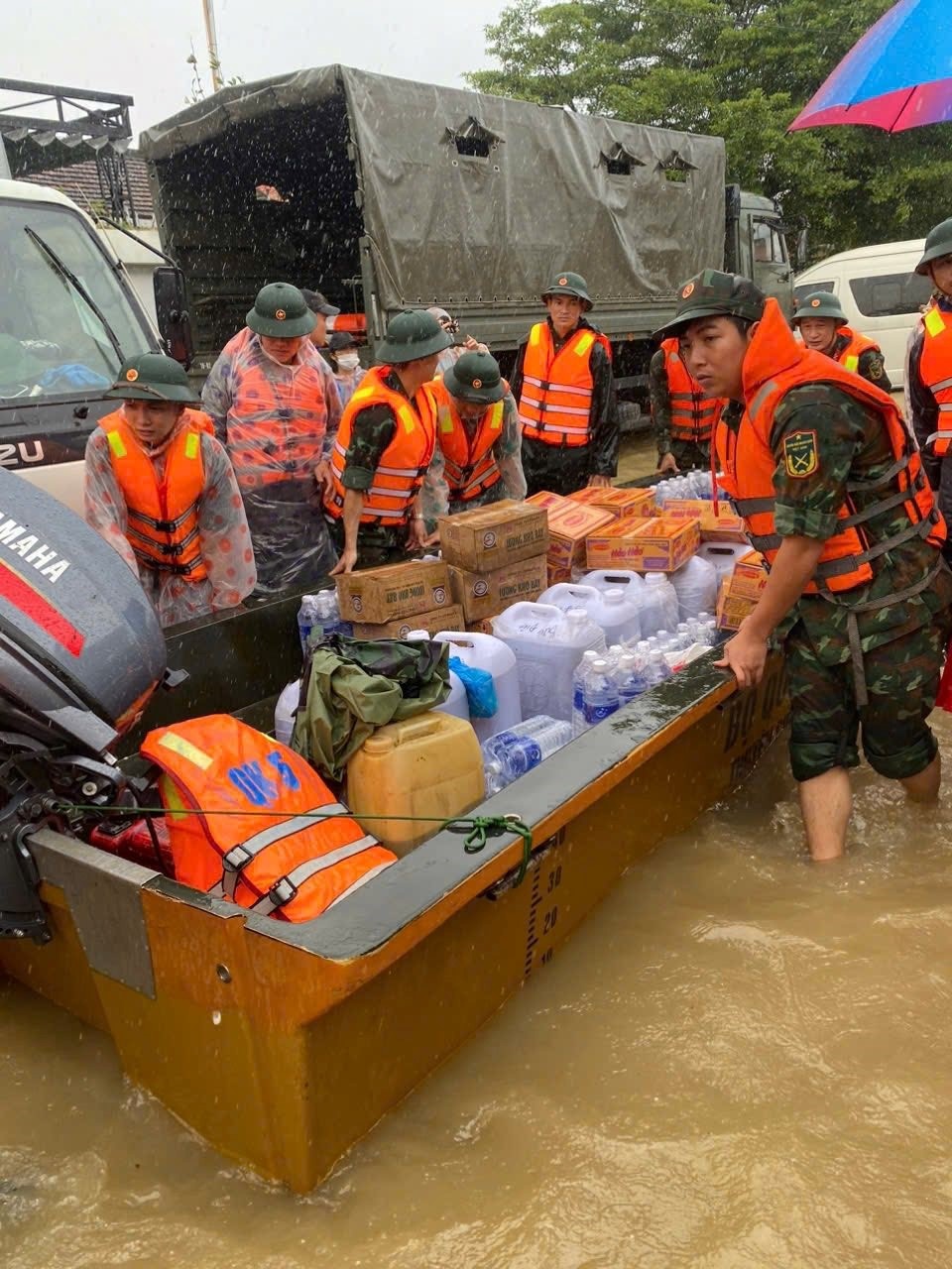 VPĐD VietinBank tại Đà Nẵng chia sẻ khó khăn với người dân vùng lũ. VPĐD VietinBank tại Đà Nẵng chia sẻ khó khăn với người dân vùng lũ.