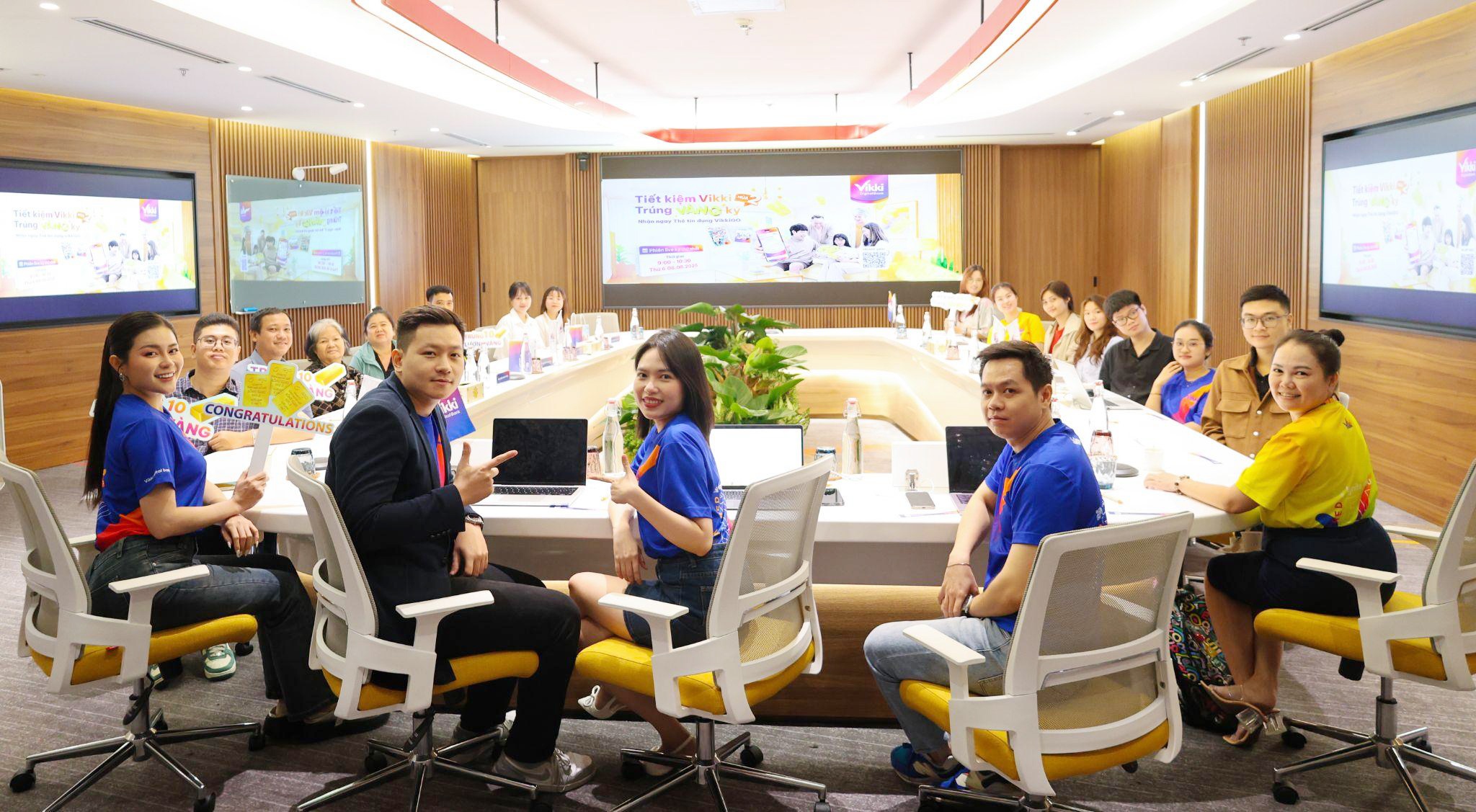 Vikki sẽ tổ chức livestream quay số may mắn “Siêu khuyến mại vàng mỗi tuần” để tìm ra những chủ nhân của chỉ vàng giá trị. Vikki sẽ tổ chức livestream quay số may mắn “Siêu khuyến mại vàng mỗi tuần” để tìm ra những chủ nhân của chỉ vàng giá trị.