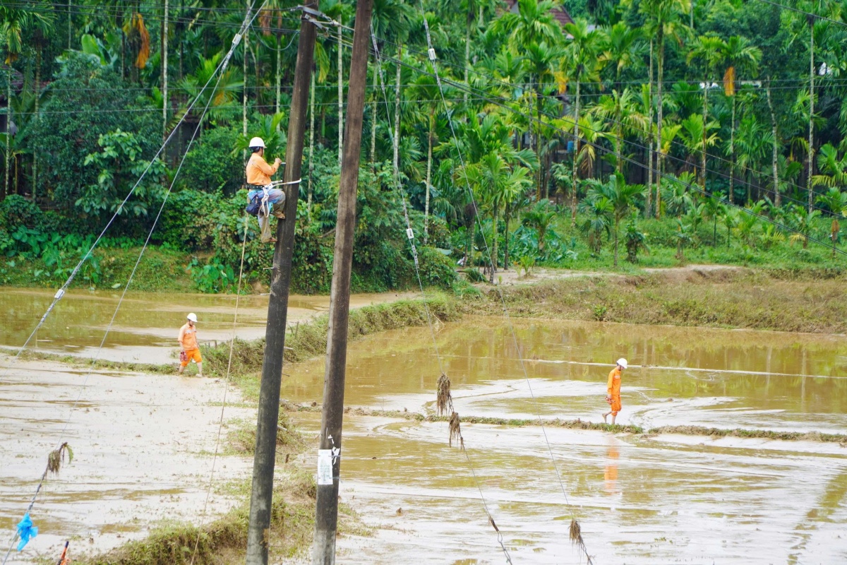 Trong vòng 3 đến 5 ngày,  khắc phục xong toàn bộ lưới điện miền Trung sau lũ
