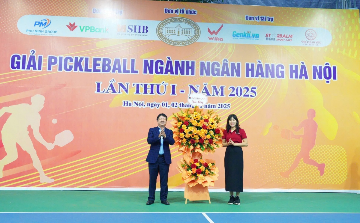 Đại diện các đơn vị tham gia Giải tặng hoa cho Ban tổ chức Đại diện các đơn vị tham gia Giải tặng hoa cho Ban tổ chức