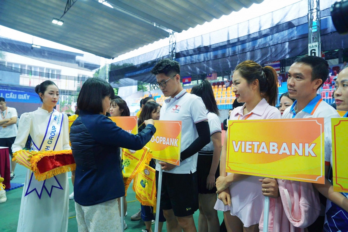 1. Bà Nguyễn Thị Hòa - Bí thư Đảng ủy, Giám đốc Ngân hàng Nhà nước chi nhánh Khu vực 1 1. Bà Nguyễn Thị Hòa - Bí thư Đảng ủy, Giám đốc Ngân hàng Nhà nước chi nhánh Khu vực 1