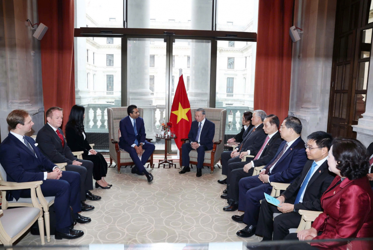 Quang cảnh buổi làm việc với Standard Chartered Quang cảnh buổi làm việc với Standard Chartered