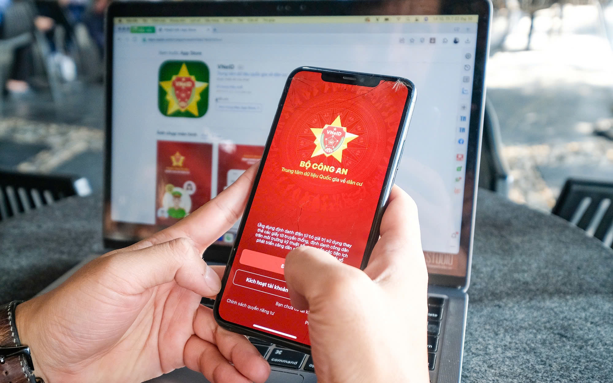 VNeID đang mở ra hướng đi mới cho một môi trường thương mại điện tử minh bạch, an toàn và phát triển bền vững. VNeID đang mở ra hướng đi mới cho một môi trường thương mại điện tử minh bạch, an toàn và phát triển bền vững.