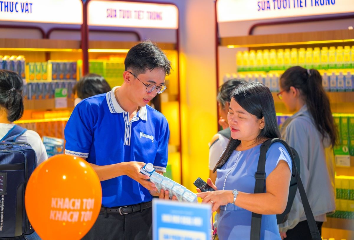 Vinamilk tăng trưởng doanh thu quý III tại thị trường trong nước nhờ tăng độ phủ cửa hàng; sản phẩm mới và đa dạng cách tiếp cận người tiêu dùng. Ảnh: Vi Nam Vinamilk tăng trưởng doanh thu quý III tại thị trường trong nước nhờ tăng độ phủ cửa hàng; sản phẩm mới và đa dạng cách tiếp cận người tiêu dùng. Ảnh: Vi Nam