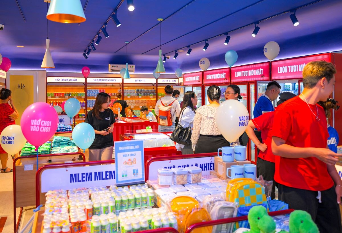 Các cửa hàng Vinamilk đã được thay đổi đồng bộ theo nhận diện thương hiệu mới. Ảnh: Vi Nam Các cửa hàng Vinamilk đã được thay đổi đồng bộ theo nhận diện thương hiệu mới. Ảnh: Vi Nam