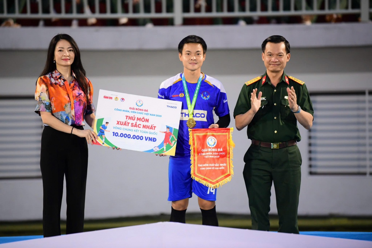 Bà Nguyễn Khánh Chi - Phó Chủ tịch Thường trực CĐNHVN trao giải cho Thủ môn xuất sắc nhất 