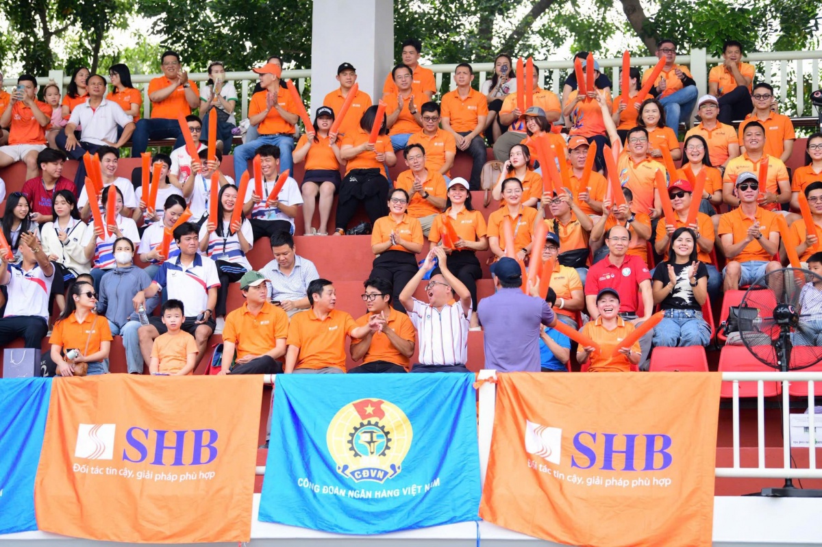 Cổ động viên Công đoàn Ngân hàng Việt Nam cổ vũ cuồng nhiệt cho đội nhà