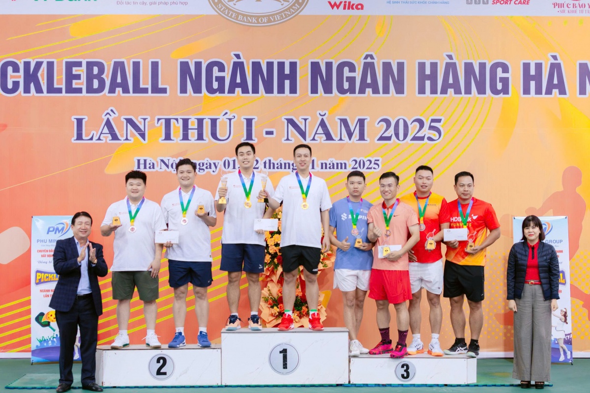 Bà Nguyễn Thị Hòa, Giám đốc NHNN chi nhánh Khu vực 1 và ông Nguyễn Quốc Huy, Phó Giám đốc NHNN chi nhánh Khu vực 1, Trưởng Ban Tổ chức trao giải cho nội dung đôi nam Bà Nguyễn Thị Hòa, Giám đốc NHNN chi nhánh Khu vực 1 và ông Nguyễn Quốc Huy, Phó Giám đốc NHNN chi nhánh Khu vực 1, Trưởng Ban Tổ chức trao giải cho nội dung đôi nam