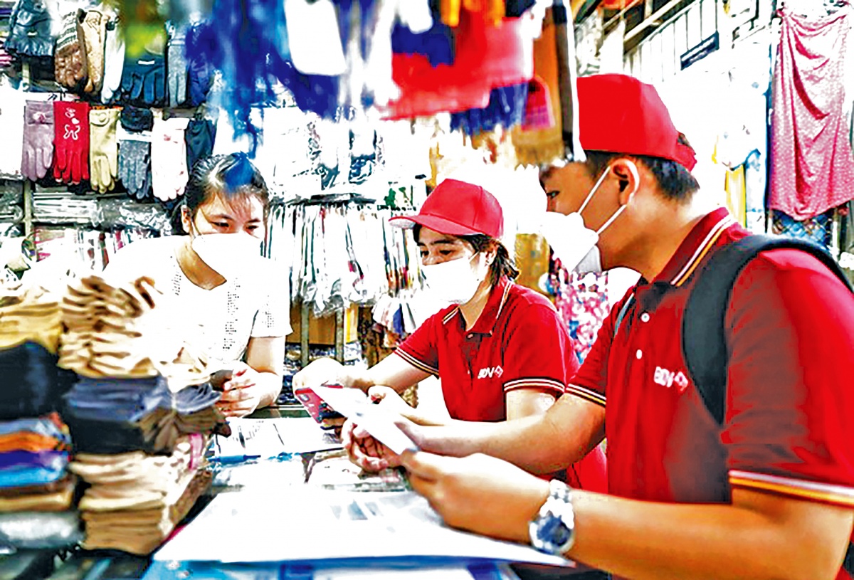 NHTM chủ động cử nhân viên đến trực tiếp các sạp chợ hỗ trợ tiểu thương, hộ kinh doanh sử dụng các ứng dụng thanh toán số NHTM chủ động cử nhân viên đến trực tiếp các sạp chợ hỗ trợ tiểu thương, hộ kinh doanh sử dụng các ứng dụng thanh toán số