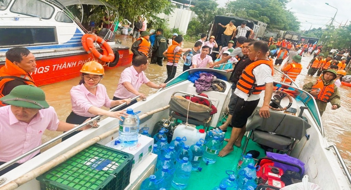 Đoàn công tác của NHCSXH TP. Đà Nẵng đến với bà con vùng “rốn lũ” Điện Bàn Đông Đoàn công tác của NHCSXH TP. Đà Nẵng đến với bà con vùng “rốn lũ” Điện Bàn Đông